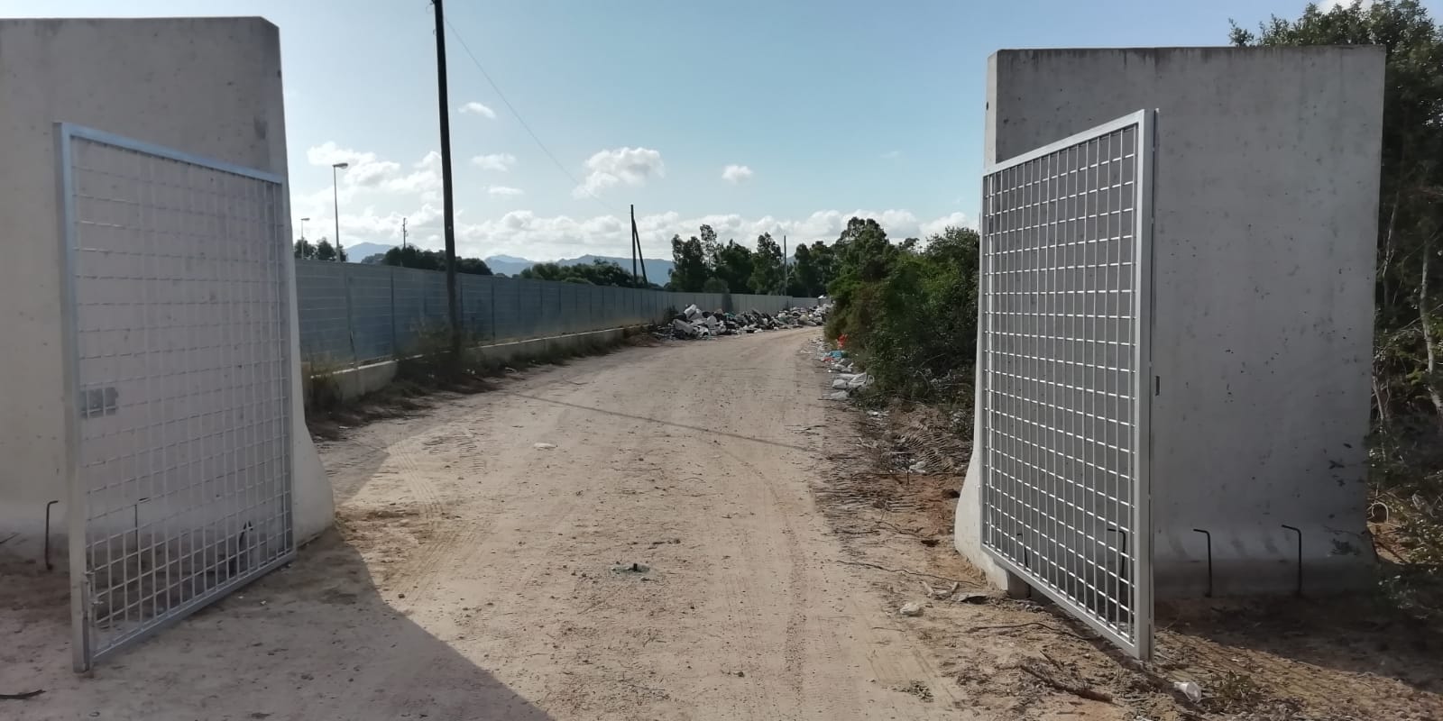 Olbia, bomba ecologica: un cancello (aperto) a Sa Corroncedda