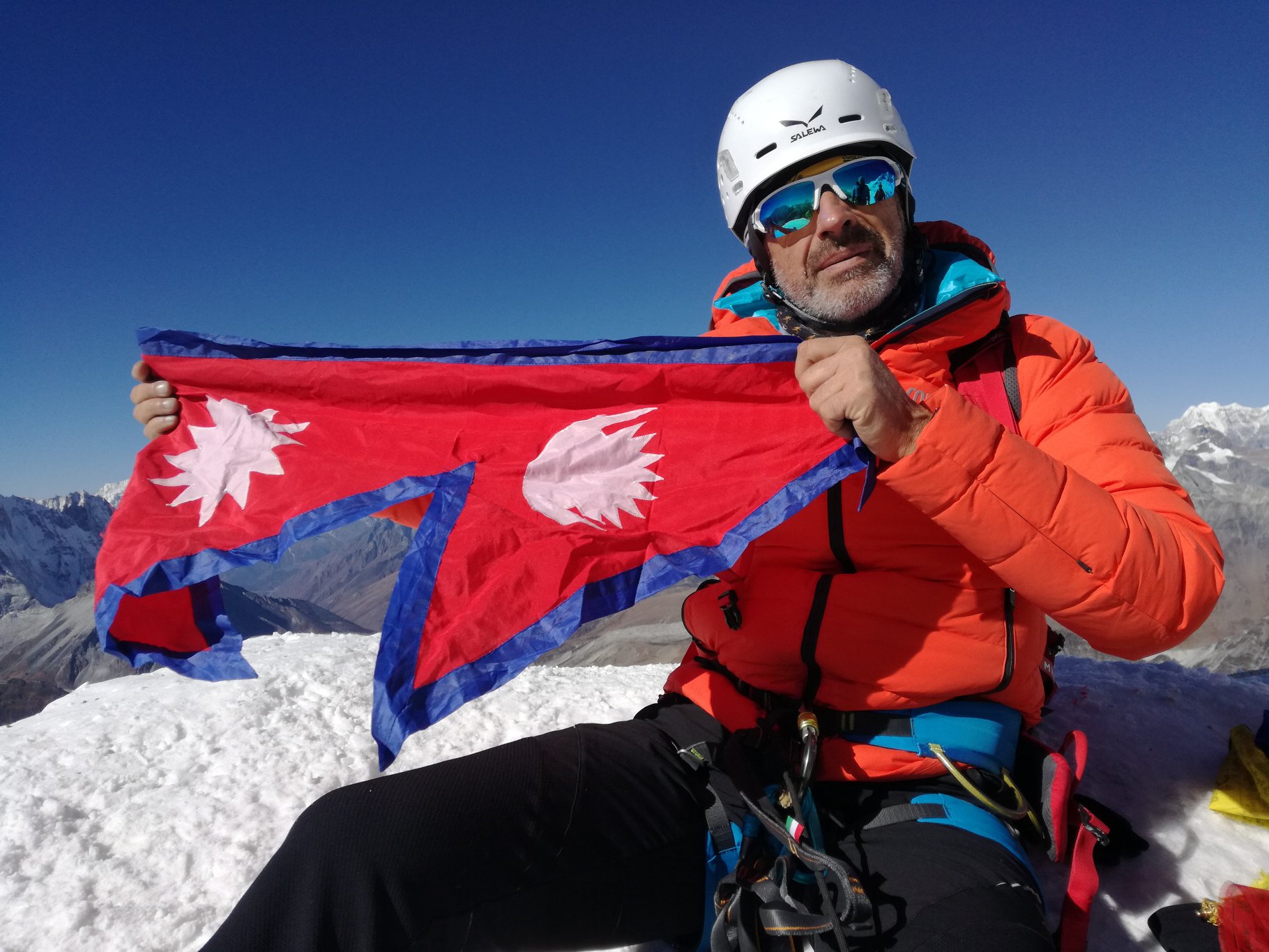 La grande impresa di Ernesto Macera Mascitelli porta Olbia sull'Everest