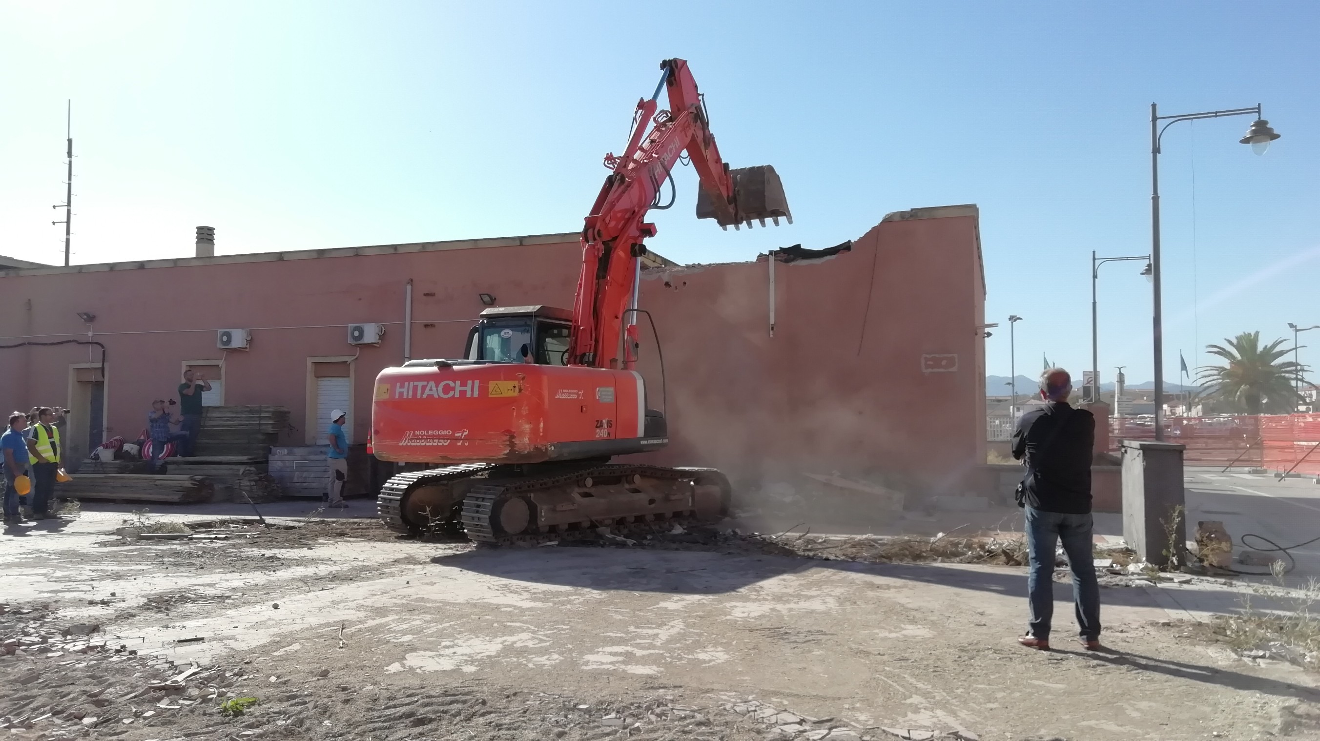Olbia, via Redipuglia: partita la demolizione dell'ex caserma dei Vigili del Fuoco