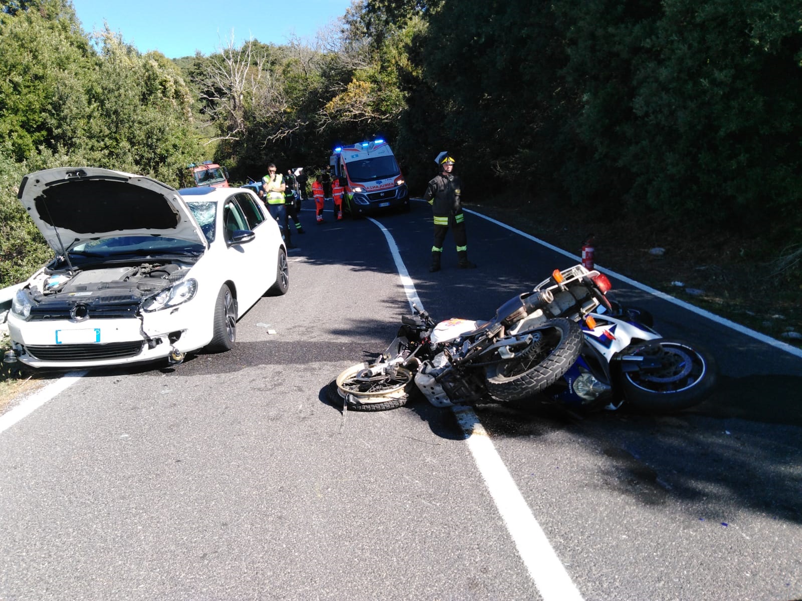 Sardegna: scontro frontale tra auto e 2 moto, 5 feriti, uno è grave