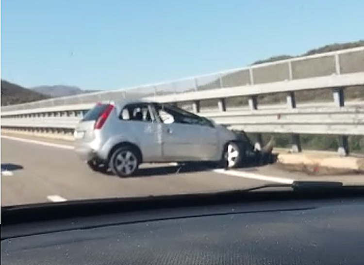 San Teodoro, 131 dcn: auto sbanda e si incastra nel guard rail