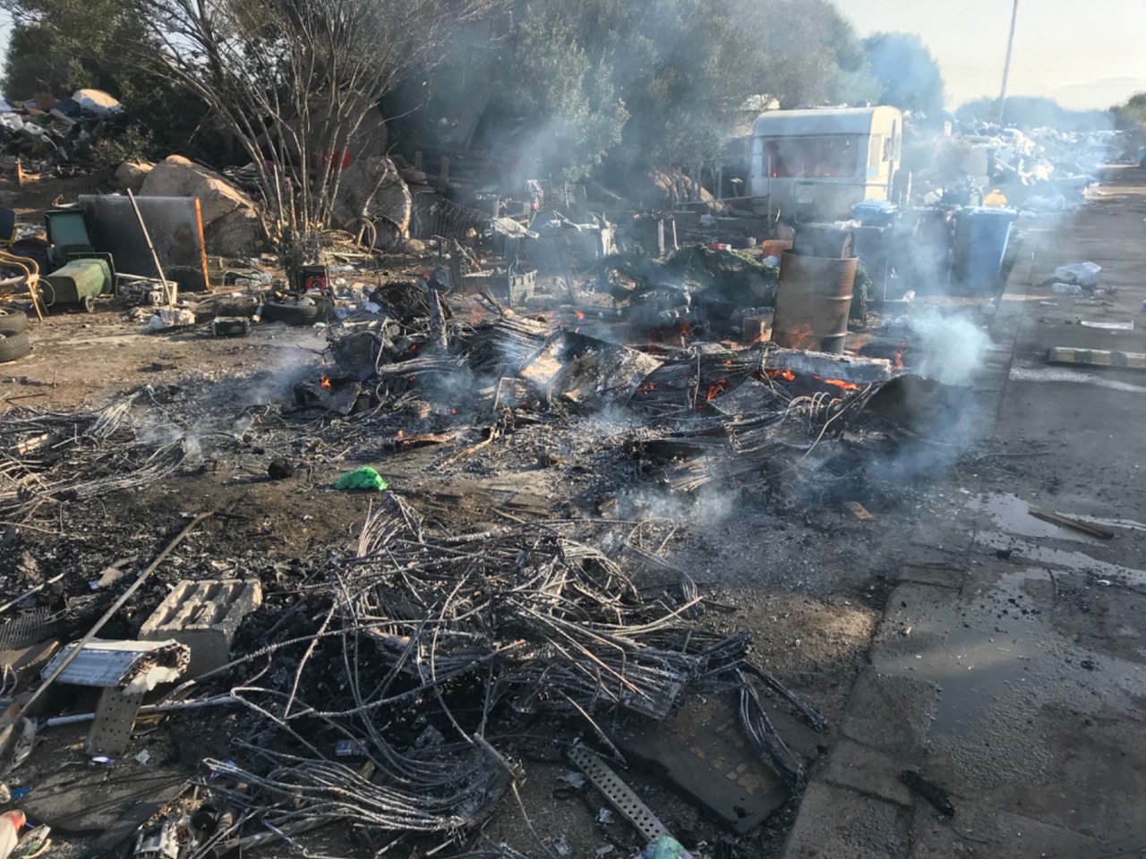 Olbia, brucia rifiuti pericolosi al campo rom: arrestato