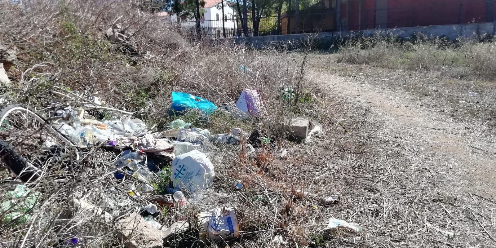 Olbia: degrado e rifiuti vicino alle scuole di Santa Maria