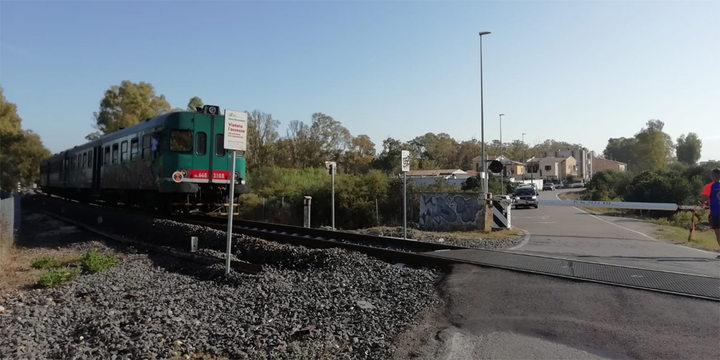 Olbia, in fila per 30 minuti al passaggio a livello: odissea in via Lupacciolu