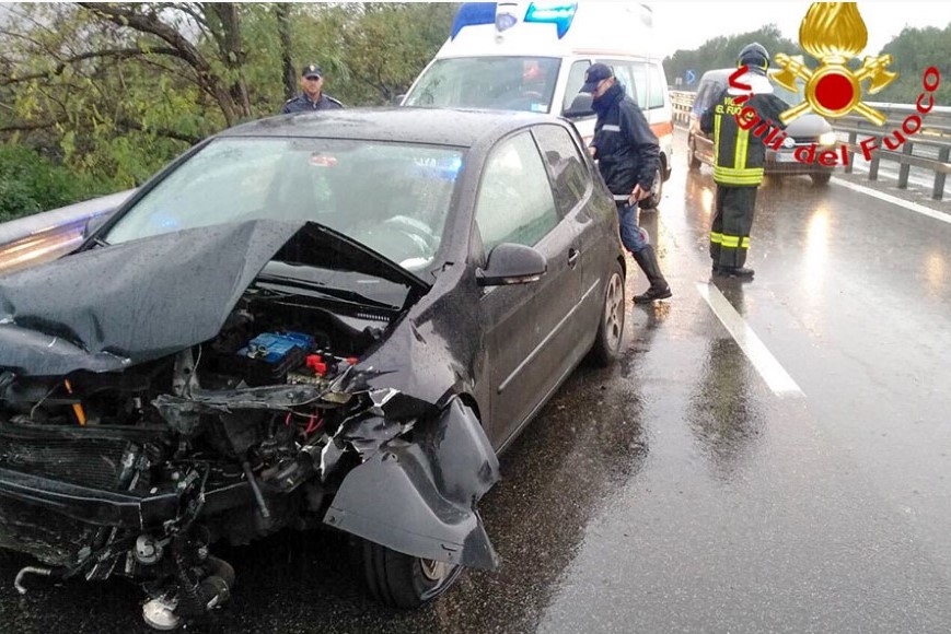 Incidente sulla 131 DCN auto si schianta contro il guard rail