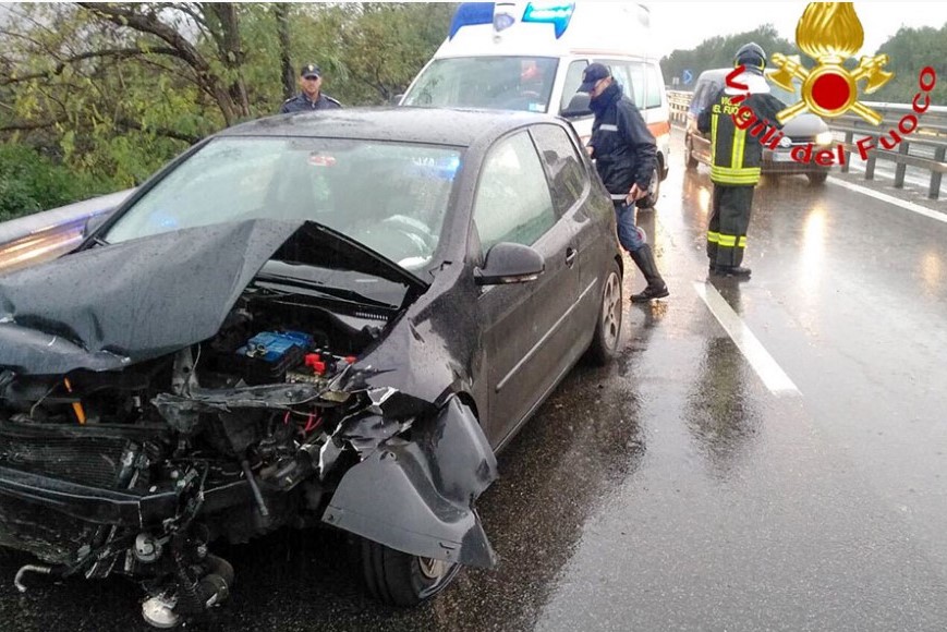 Incidente sulla 131 DCN: auto si schianta contro il guard rail