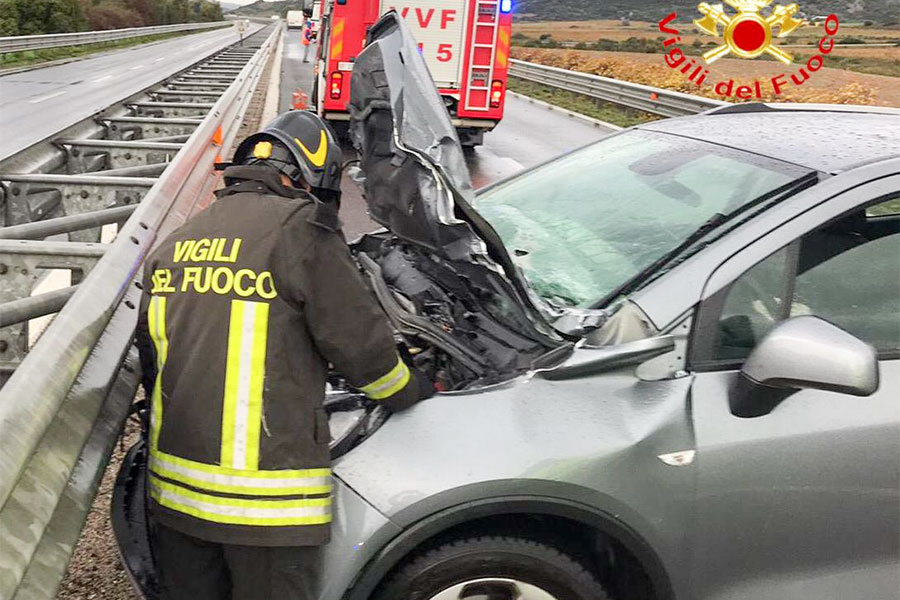 Sardegna: scontro tra auto e mezzo pesante