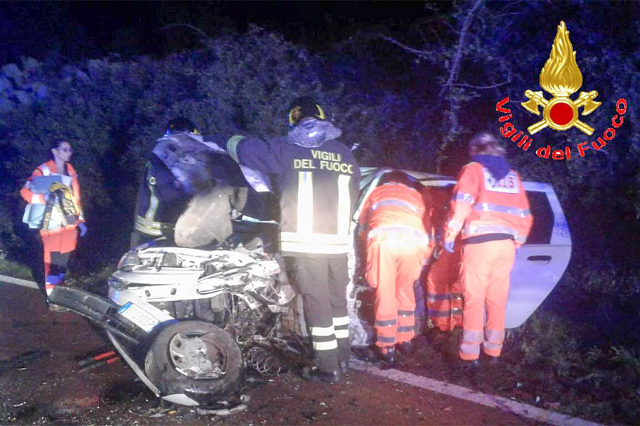 Sardegna: rimane incastrato in un incidente, liberato dai Vigili del Fuoco