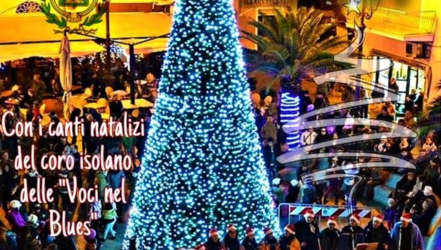 La Maddalena riaccende la magia con le luci dell'albero di Natale