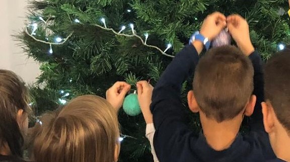 Ospedale di Olbia: i bimbi di San Teodoro donano 10 alberi di Natale