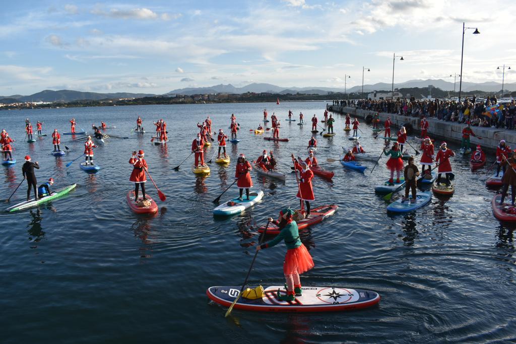 Ad Olbia niente slitta. Babbo Natale vien dal mare: ecco le immagini