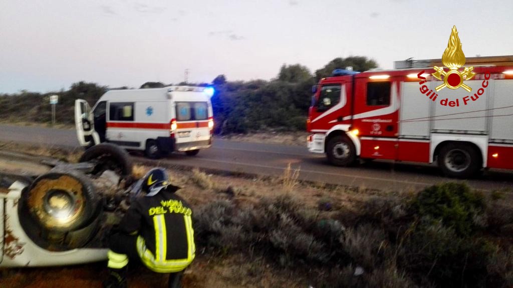 Auto ribaltata in cunetta: 3 feriti