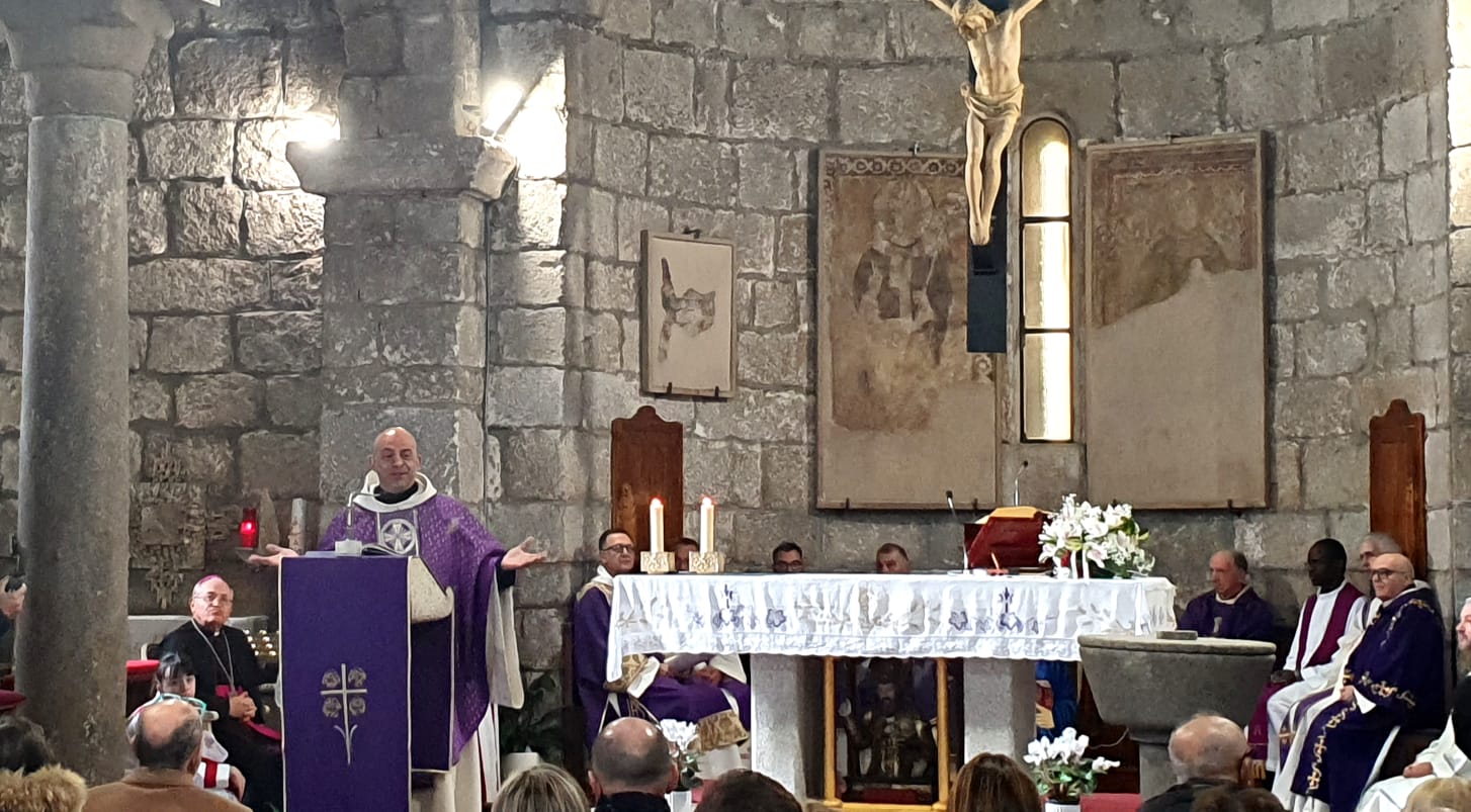 Olbia, San Simplicio nuova era don Tamponi celebra messa e inaugura la sua guida