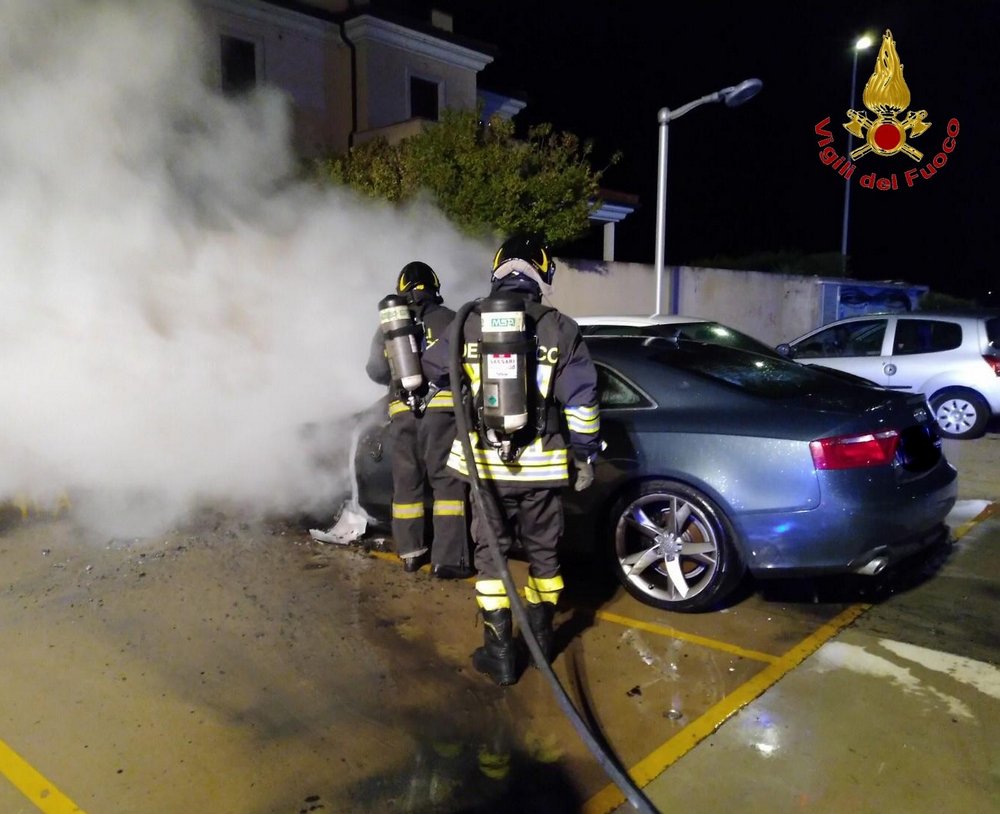 Olbia: auto in fiamme