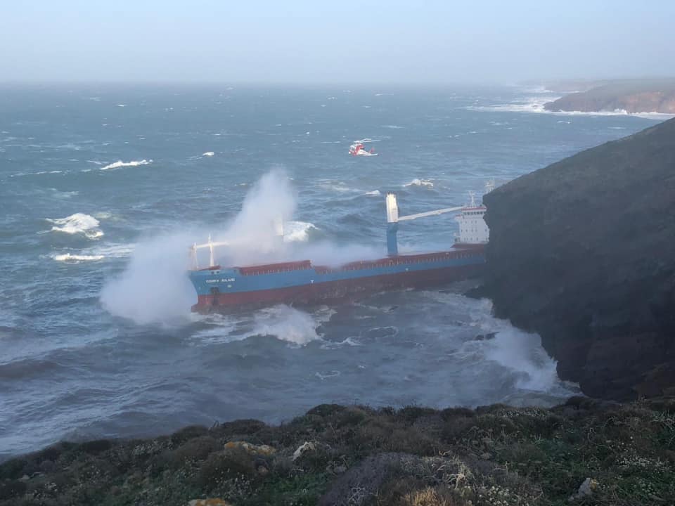Nave cargo incagliata sulle coste sarde