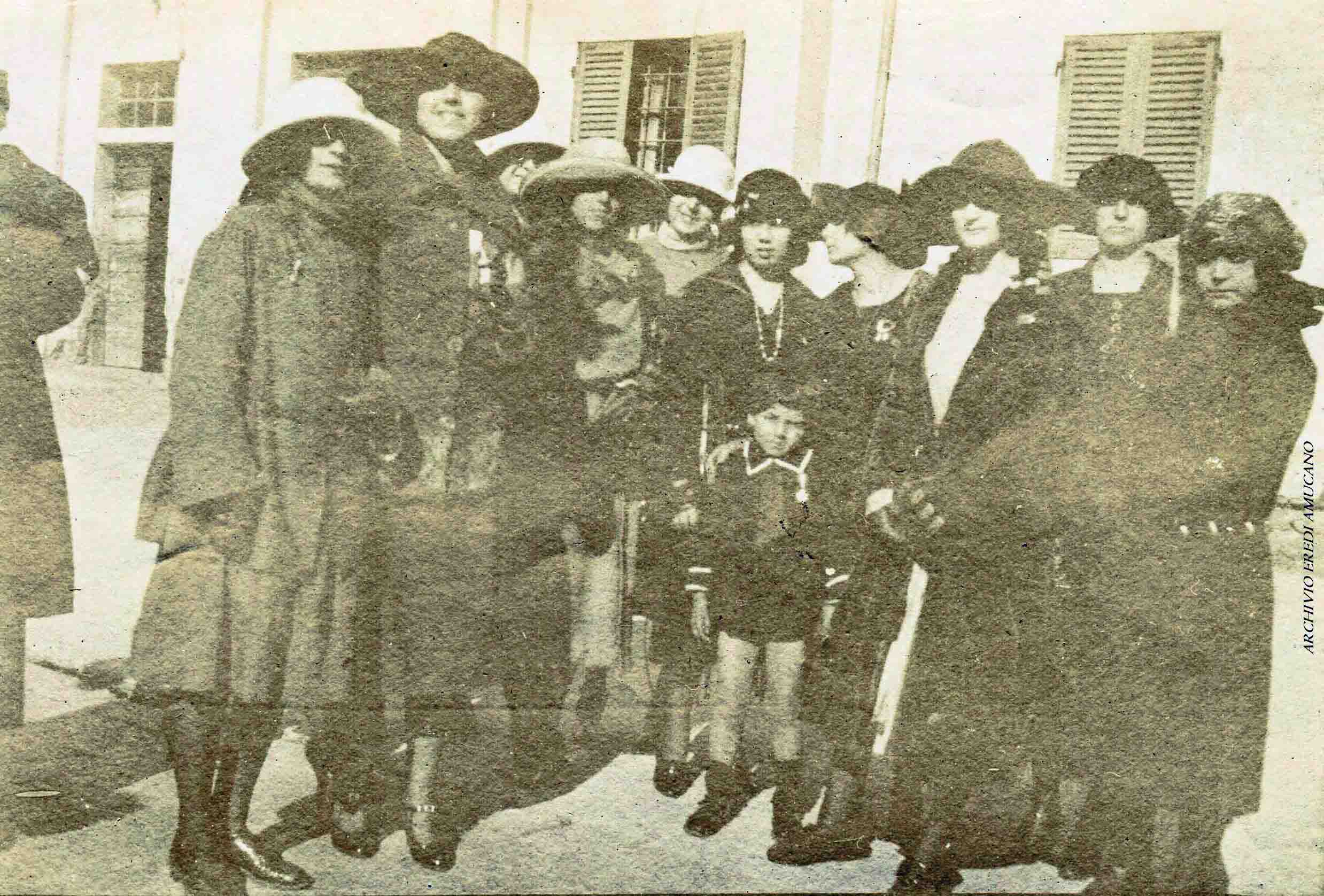 Giovani donne terranovesi in una foto del 1923