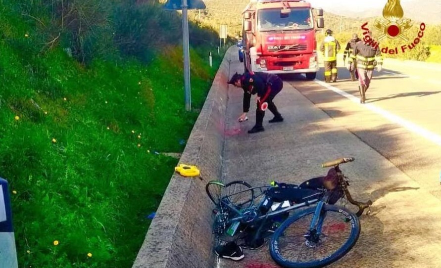 Auto tampona bici sull'Orientale Sarda: grave ciclista