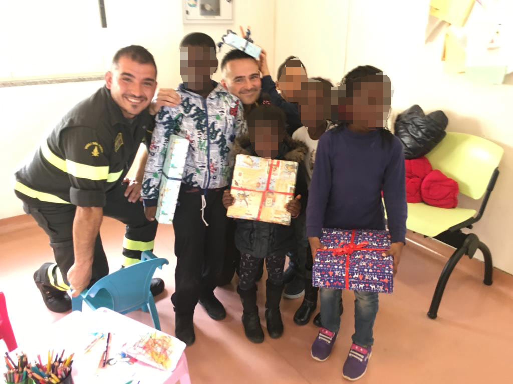 Olbia: i Vigili del fuoco consegnano i regali ai bimbi dell'Ospedale