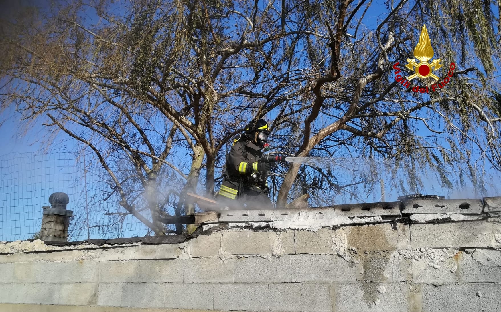 Nord Sardegna: fiamme dal sottotetto di una casa, intervengono i VVF