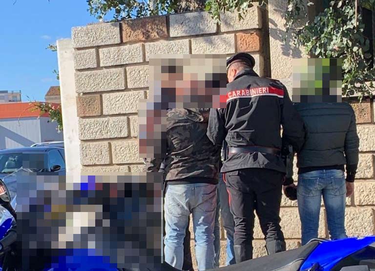 Olbia, vede carabinieri e scappa in moto: arrestato 26enne