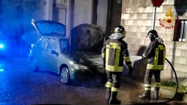 Sardegna: ancora auto in fiamme nella notte
