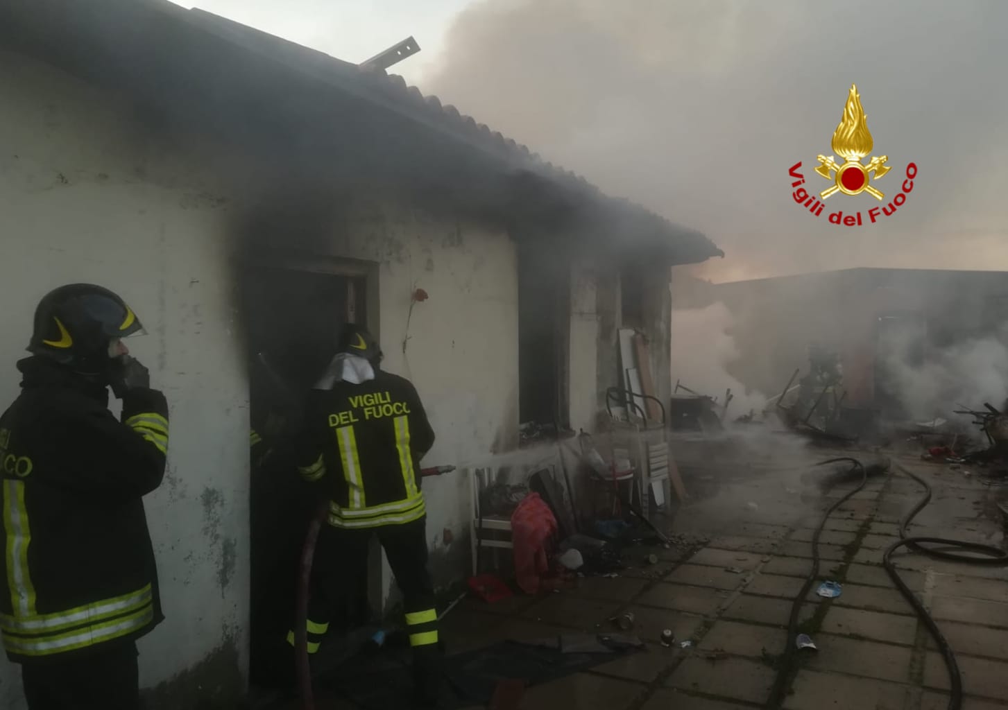 Incendio distrugge casolare: salvati 5 cani