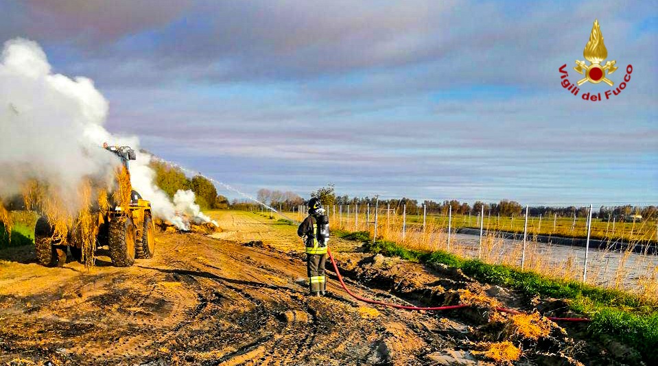 Incendio distrugge mezzi agricoli e danneggia capannone