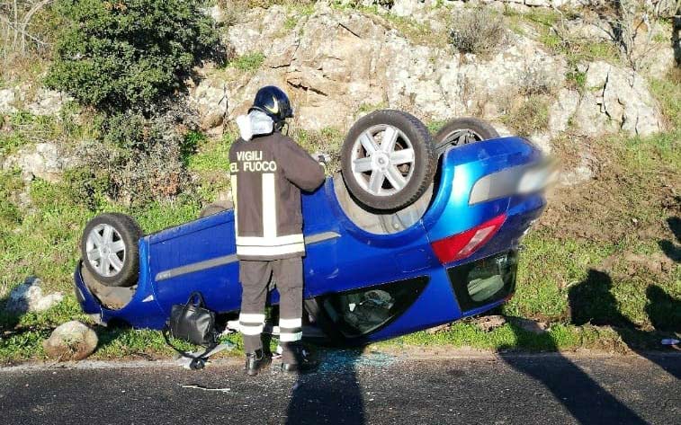 Auto si ribalta: 2 persone rimangono incastrate