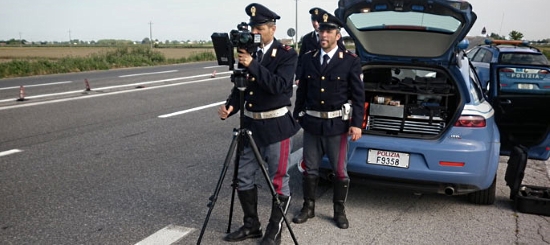 Sulla statale 131 a 218 km all'ora: patente ritirata e multa salata