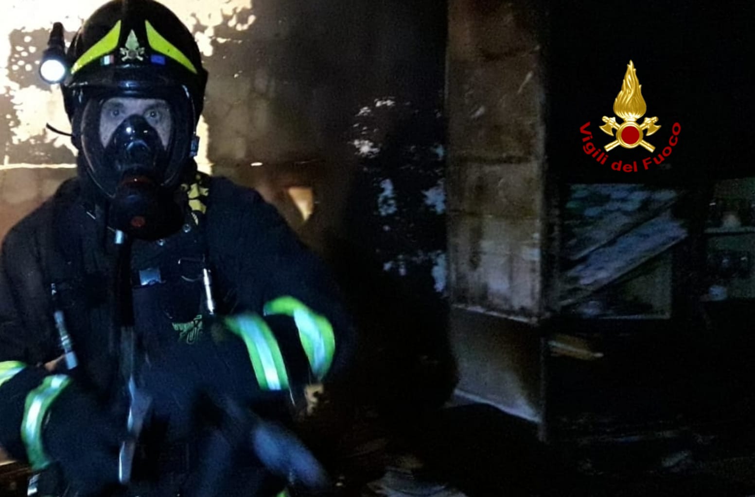 Incendio devasta un'abitazione: tutti salvi