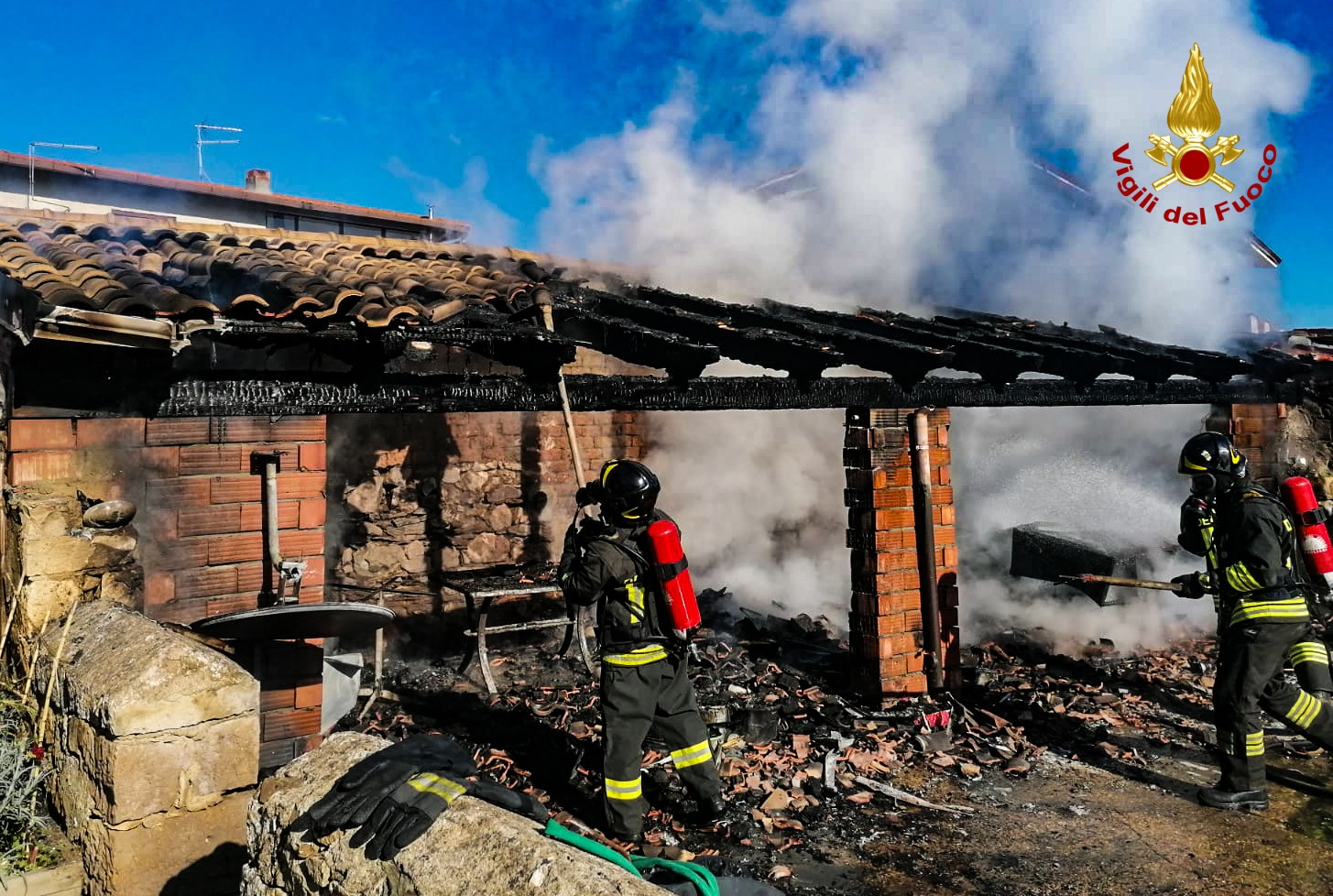 In fiamme casa attrezzi: evitato il peggio grazie ai  Vigili del Fuoco