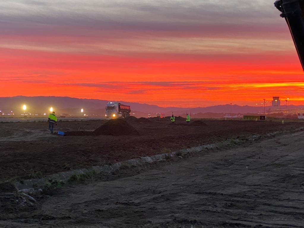 Aeroporto Olbia, lavori in pista: le foto al tramonto