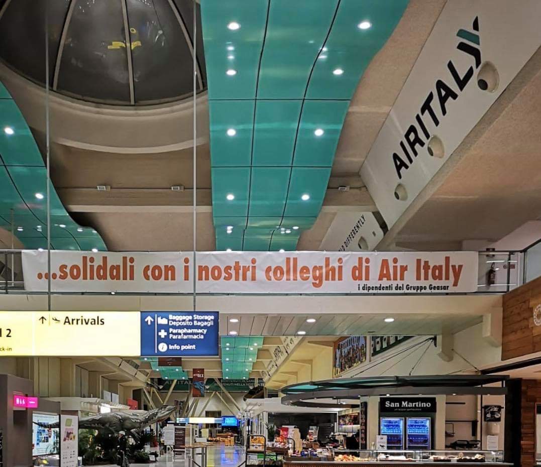 Air Italy, lo striscione dei dipendenti Geasar: 