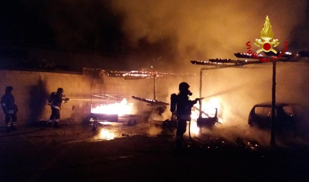 Incendio in un cortile: a fuoco 4 automobili