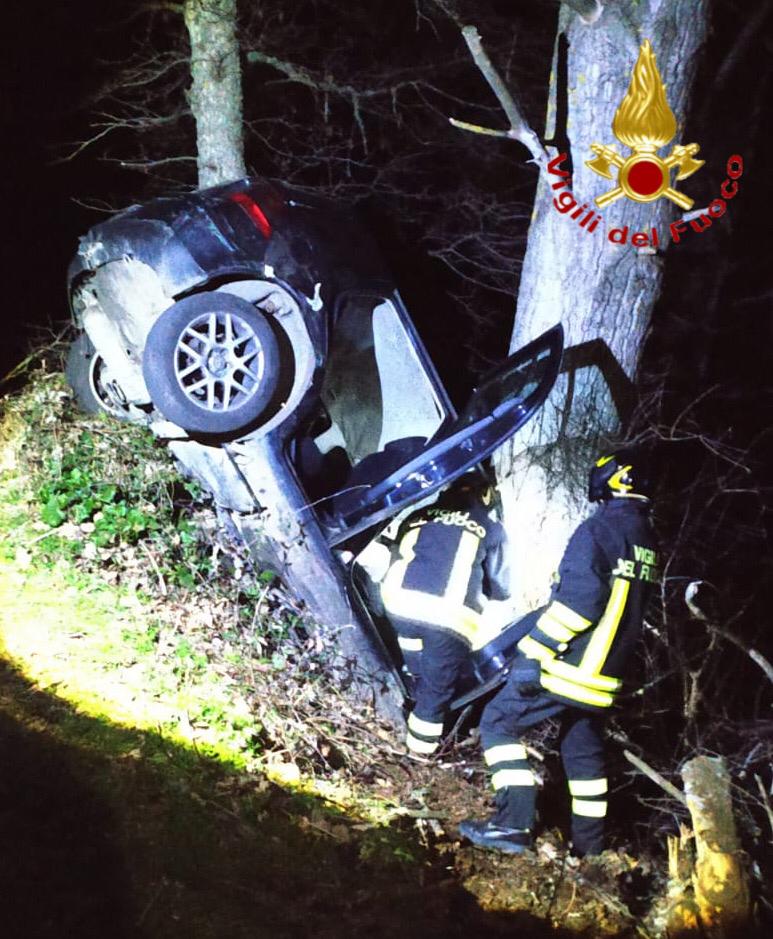 Auto fuori strada si schianta contro alberi: tre feriti