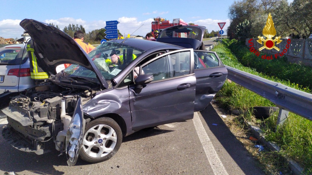 SS 130, violento scontro tra auto: un morto