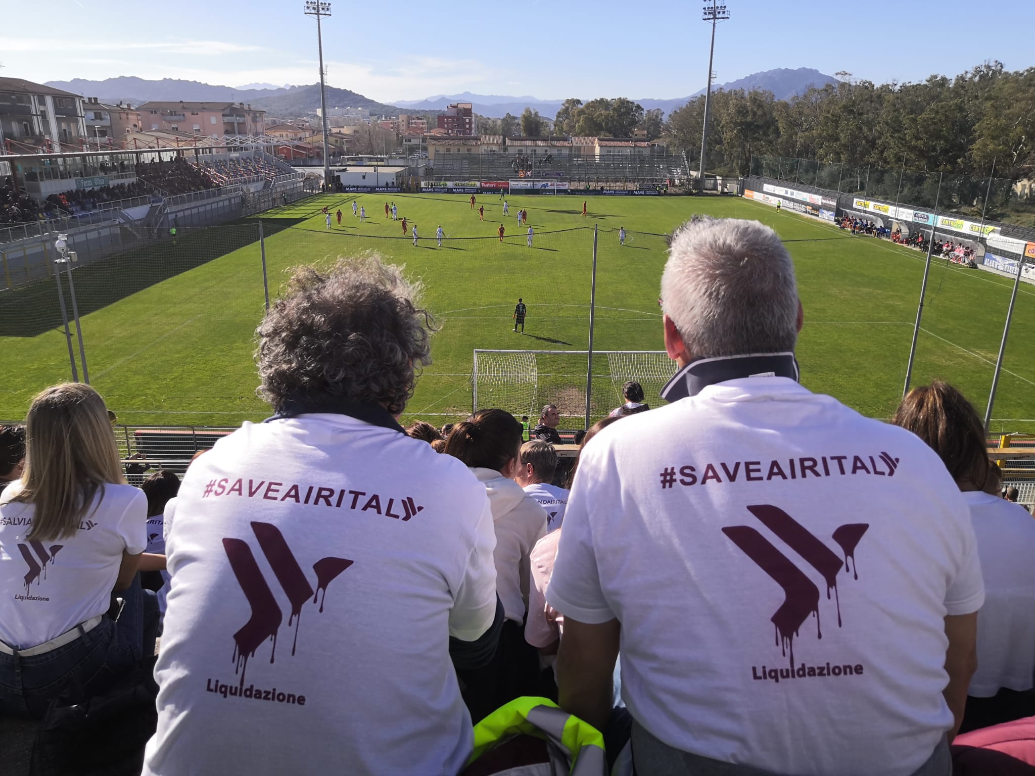 Olbia vs Pistoiese 1-0: i dipendenti Air Italy esultano insieme a tutto lo stadio