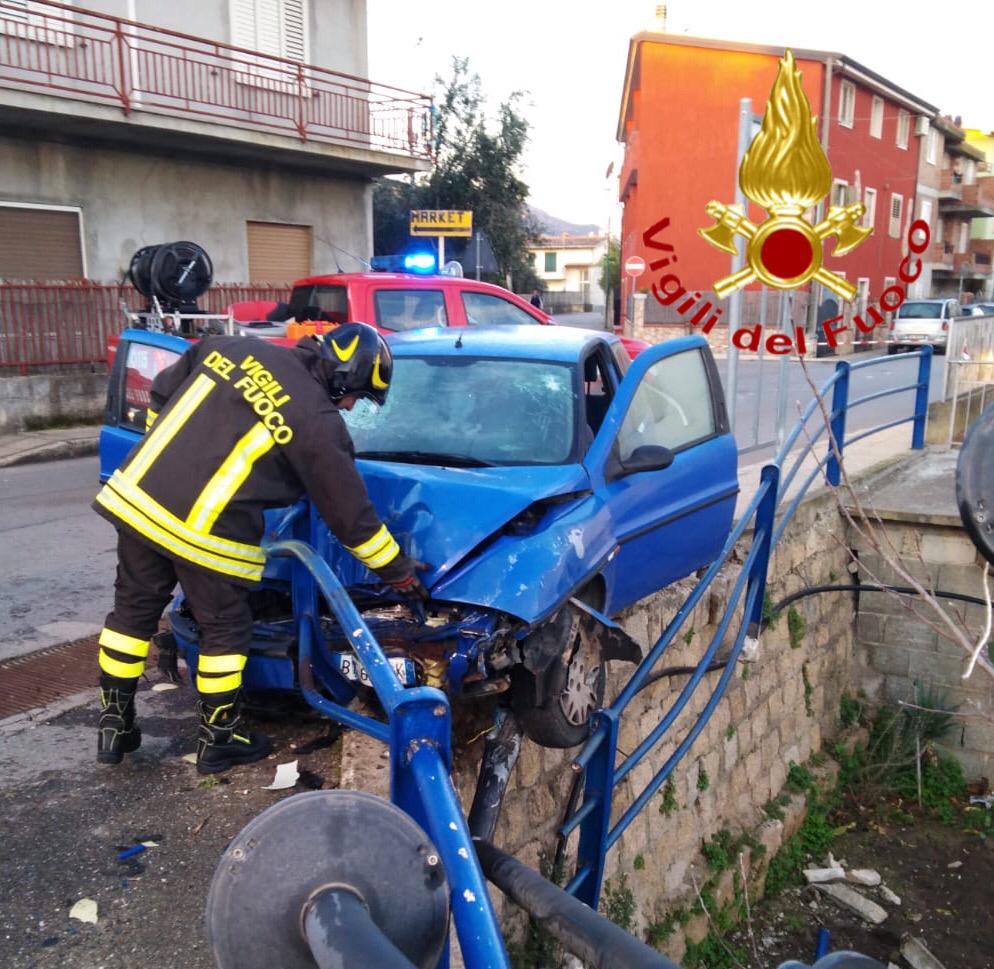 Auto esce fuori strada e si schianta contro ringhiera