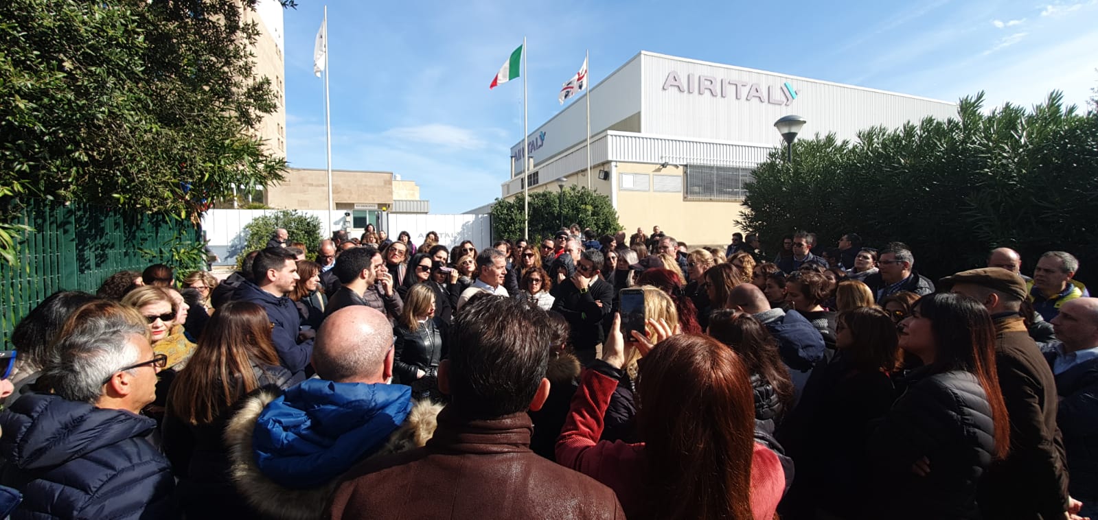 Olbia, Air Italy: sit-in sotto la palazzina tra rabbia, speranza e passerelle politiche