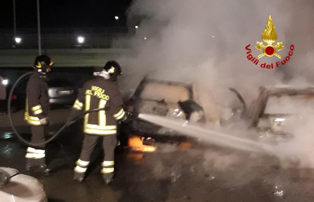 Ancora fiamme nella notte: due auto andate in fumo