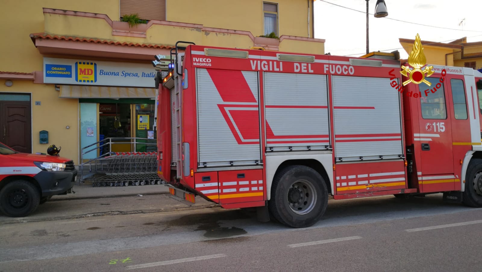 Principio di incendio in un supermercato: ferito un dipendente