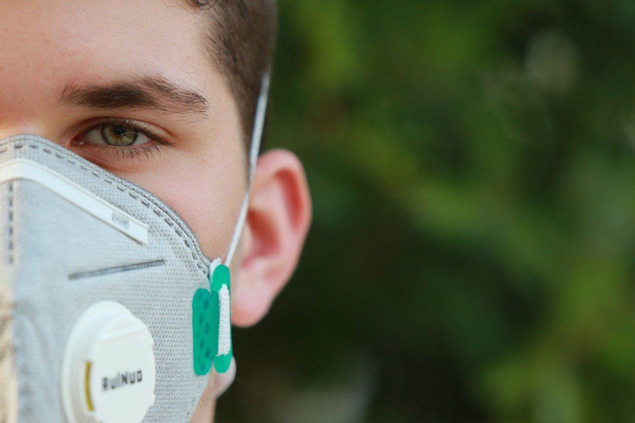 Coronavirus: mascherina obbligatoria h24 anche all'aperto
