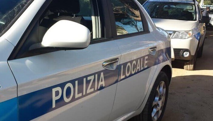 Distrugge negozio a colpi di forbice: arrestato