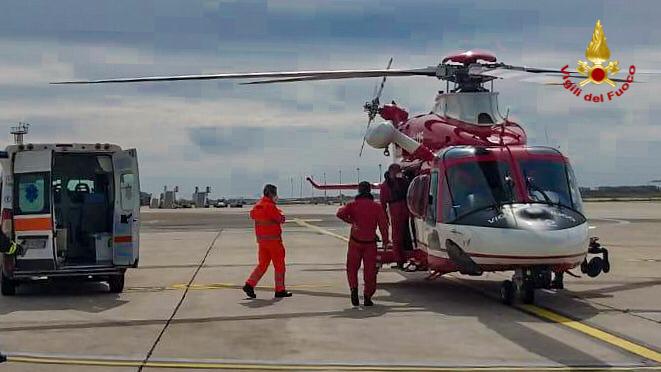 Coronvirus: trasportate  attrezzature mediche speciali con elicottero VVF