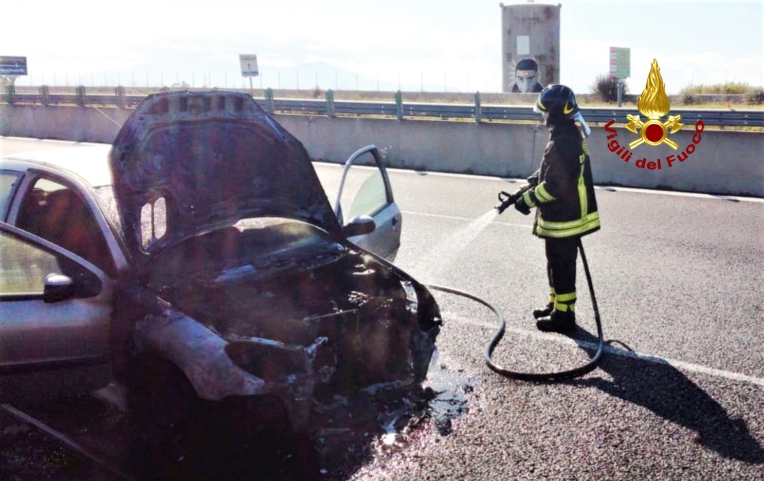 Auto prende fuoco sulla SS 131: conducente illeso