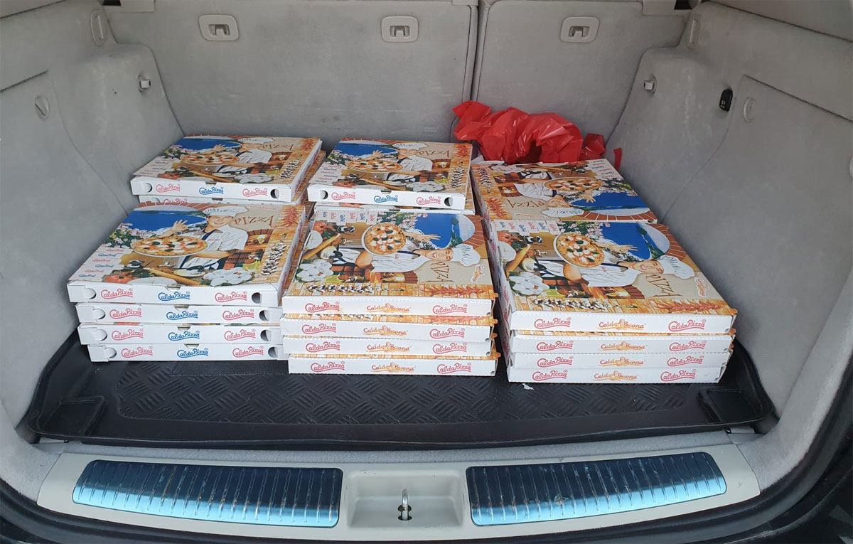 Olbia, un carico speciale: 26 pizze per i senzatetto