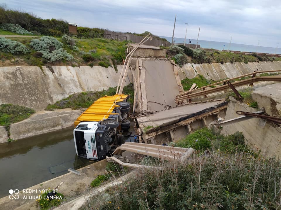 Tragedia sfiorata: crolla ponte, camion De Vizia nel fiume