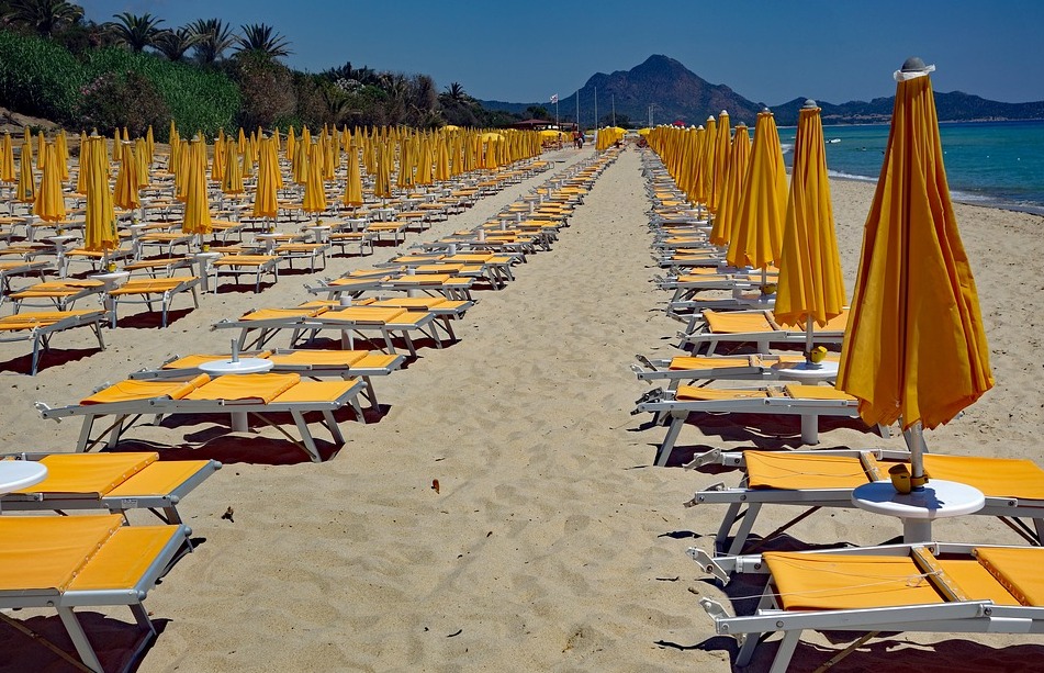 Spiagge e concessioni, nuove regole: prenotazione e distanza sociale 1 metro