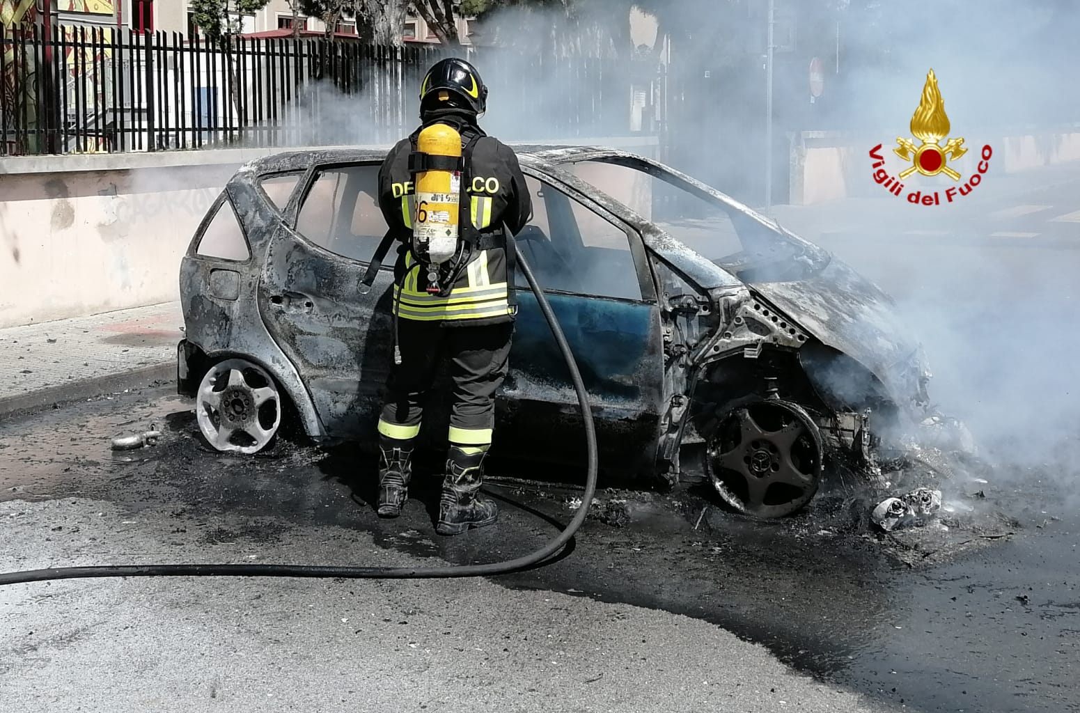 Auto in sosta prende fuoco: si indaga sulle cause