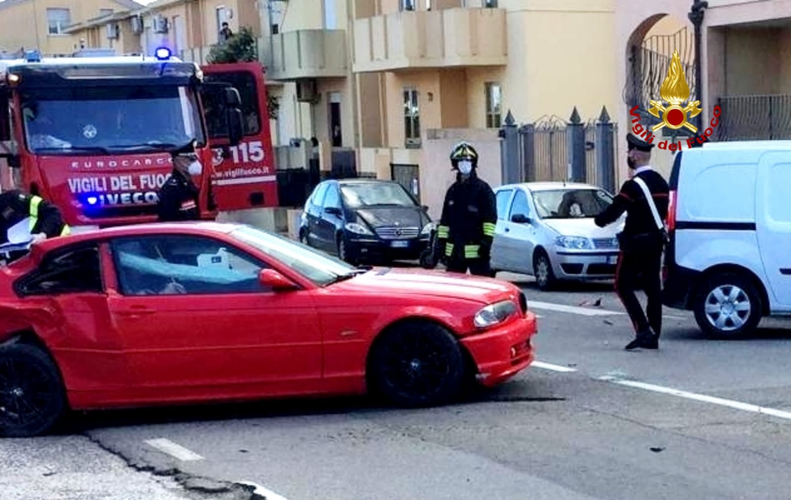 Sbanda con la macchina e colpisce altre auto in sosta